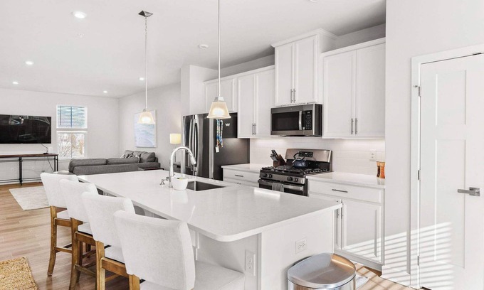 Bayside House | Spacious 4BR Townhouse w/Pool & Hot Tub Access