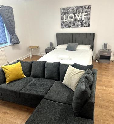 Warrington Apartment | Spacious 5-BD Flat | Sleeps 10 | Parking & WiFi