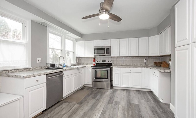 Cleveland House | Spacious 5 bedroom home near CWRU/hospitals!