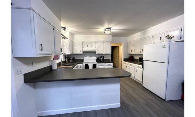 Billings House | Spacious 5 bed/3 bath home with backyard
