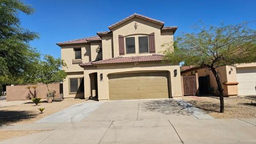 Camelback Plaza House | Spacious 5-bedrm home 3 min from Cardinals Stadium