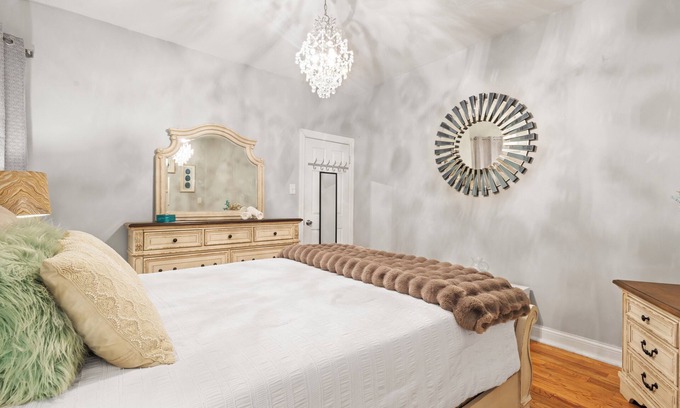 Chicago Apartment | Spacious 5-bedroom/2-bathroom apartment in marvelous Chicago with AC, Wi-Fi