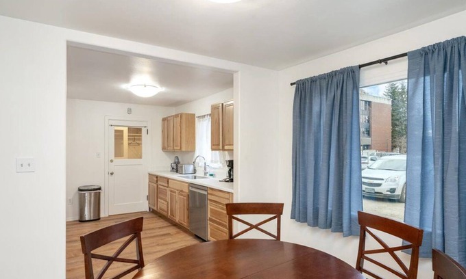 South Addition House | Spacious 5-bedroom, 2 Level House in Downtown Anchorage