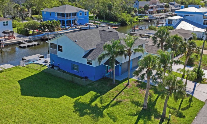 Hudson House | Spacious 5-bedroom 3 bath waterfront home on canal leading to Gulf of America!