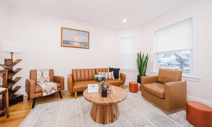 Ashmont House | Spacious 5-Bedroom 3-full bath Boston Home, Subway access & Scenic View