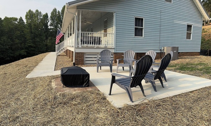 Big Creek House | Spacious 5-bedroom/3-bathroom Lake view house with Lake access & private dock.