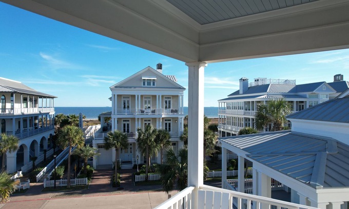 Galveston House | Spacious 5 Bedroom - 4.5 Baths Near the Beach w/Elevator