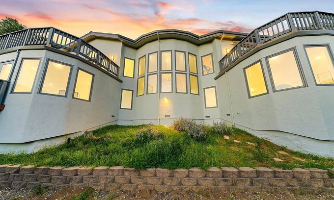 Saratoga House | Spacious 5-bedroom estate in charming Saratoga with Amazing view