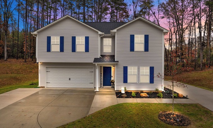 New London House | Spacious 5-bedroom house half mile from Lake Badin launch with space for boats