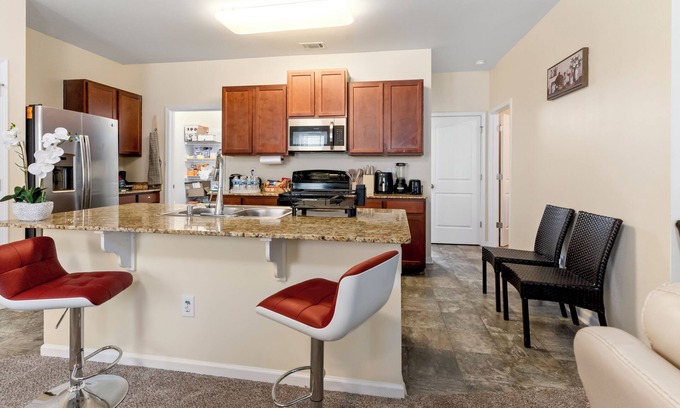 Riverdale House | Spacious 5-bedroom house with AC, WiFi in charming Riverdale 3 Spa-Like Baths