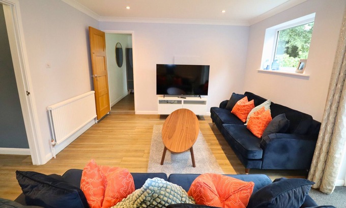Runnymede Ski Chalet | Spacious 5-Bedroom Home with Large Garden in Egham