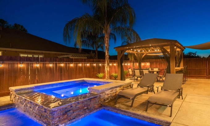 Raisin House | Spacious 5-Bedroom home w/Pool & Hot Tub