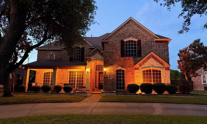 Rowlett House | Spacious 5 Bedroom Home Luxury Outdoor Space Ideal for Families & Remote Work