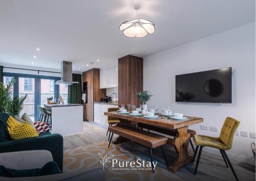 Failsworth House | Spacious 5 Bedroom House with 8 Actual Beds Sleeps 9 by PureStay