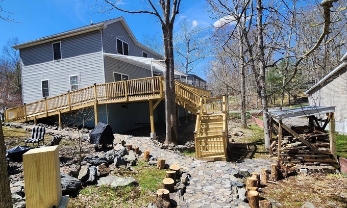 Bushkill House | Spacious 5-bedroom house enjoyable Bushkill w/AC - game room - WiFi -EV charger