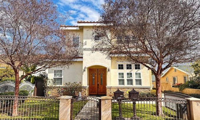San Gabriel House | Spacious 5-bedroom house in charming San Gabriel with Tasla charging