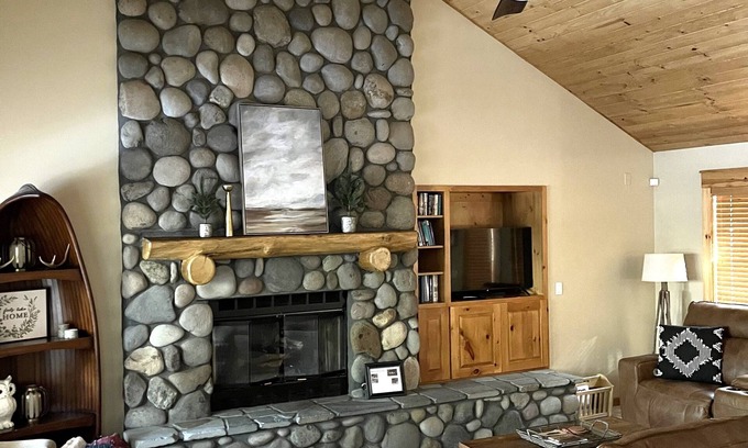 Sunriver House | Spacious 5-bedroom house with AC, WiFi, SHARC passes in beautiful Sunriver!