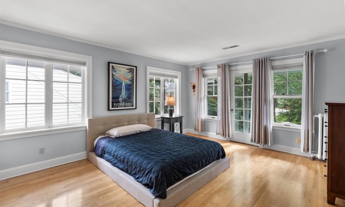 Regent House | Spacious 5-bedroom house in University Heights/Camp Randall w/3.5 bathrooms