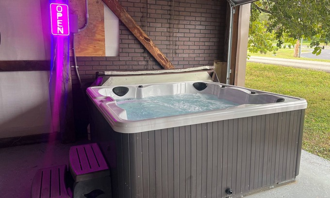 Stanton House | Spacious 5-bedroom House, Garage/Hot Tub/Bar, Close to RRG, Fiber WiFi