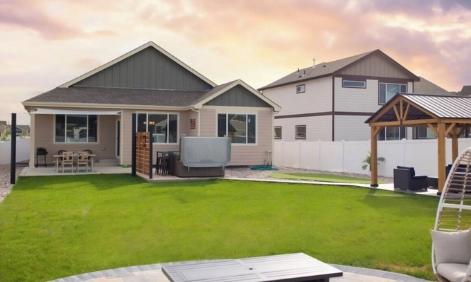 Windsor House | Spacious 5-bedroom house with WiFi, hot tub and game room in beautiful Windsor