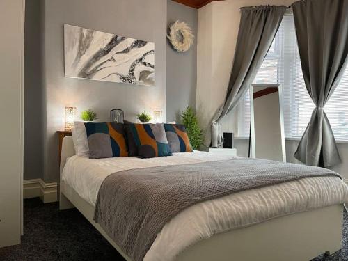 Roath House | Spacious 5 Bedroom House - 2 Bath - City Centre - Free Parking