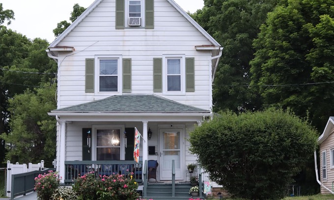 Geneva House | Spacious 5-bedroom house, Family Entertainment Pavilion, WiFi, AC in Geneva