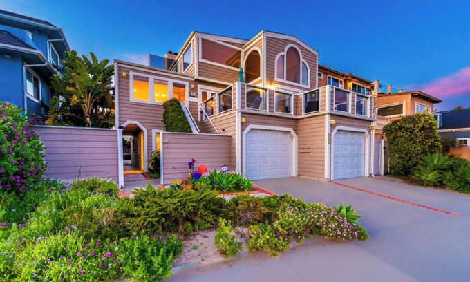 Oxnard Shores House | Spacious 5-bedroom house in serene Oxnard