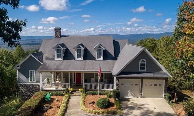 Salem House | Spacious 5-bedroom house with WiFi and mountain views!