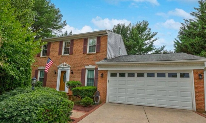 Tysons House | Spacious 5-bedroom house in lovely Tysons with AC, Pool table, WiFi