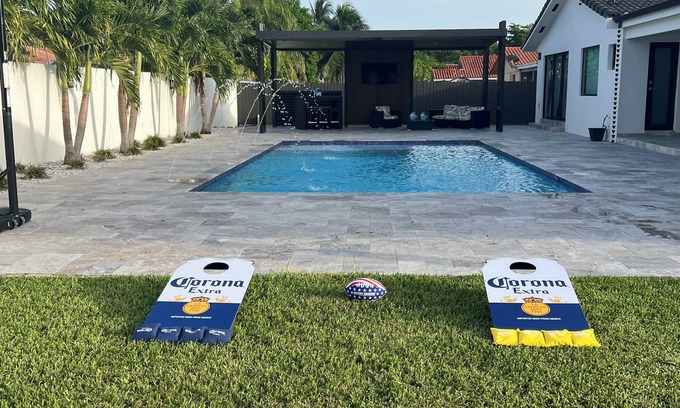 Sunset Villa | Spacious 5-bedroom Luxury villa with AC and fitness room in fabulous Miami