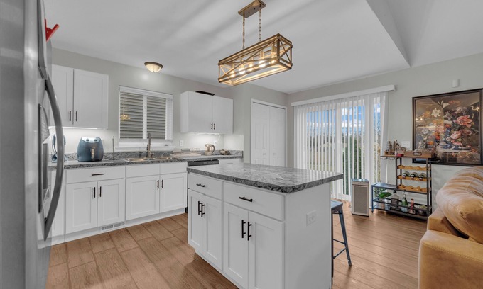 Detroit House | Spacious 5-bedroom Ranch house with WiFi, fitness room in charming Redford