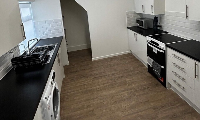 Luton House | Spacious 5-Bedroom Urban Haven