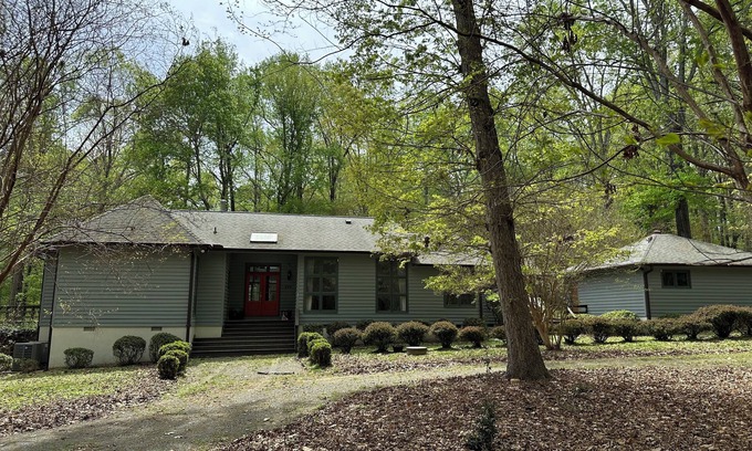 Chapel Hill House | Spacious 5-bedroom house in fantastic Chapel Hill on 2.5 acres w/WiFi, AC, deck