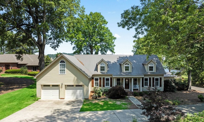 Guntersville House | Spacious 5-bedroom house in the heart of Guntersville located ON the lake.