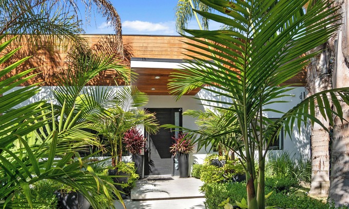 Greater Wilshire - Hancock Park House | Spacious 5-bedroom + heated pool & spa in the heart of LA
