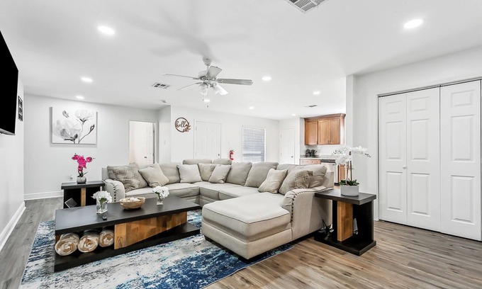 Little Woods House | Spacious 5-bedroom 2-bathroom home