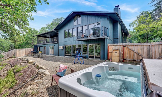 Three Rivers House | Spacious 5-bedroom house with Spa, EV charger and WiFi in charming Three Rivers