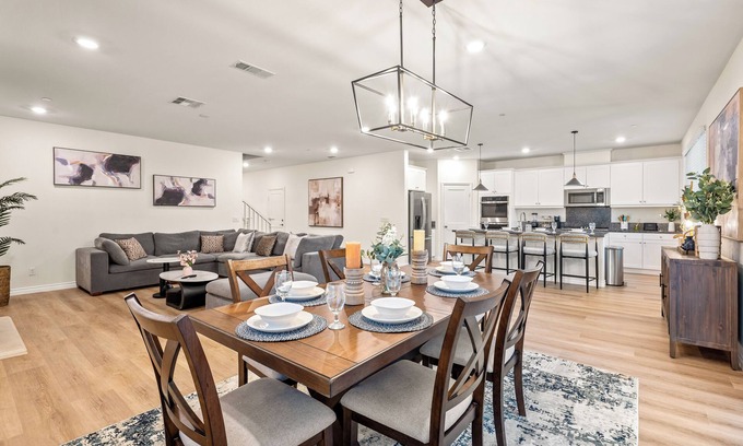 Ontario Villa | Spacious 5-bedroom villa in excellent Ontario with AC NEAR AIRPORT 9 BEDS