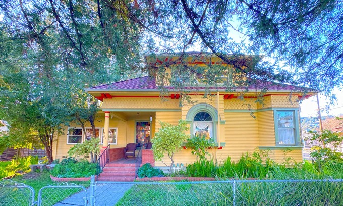 Cloverdale House | Spacious 5-bedroom wine country retreat in downtown Cloverdale
