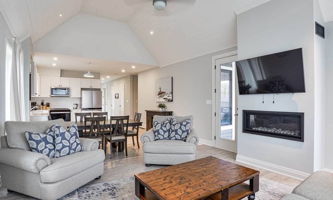 Minett Cottage | SPACIOUS 5 BR LAKE ROSSEAU COTTAGE W/GREAT VIEWS, NEW POOL AND BEACH ACCESS!