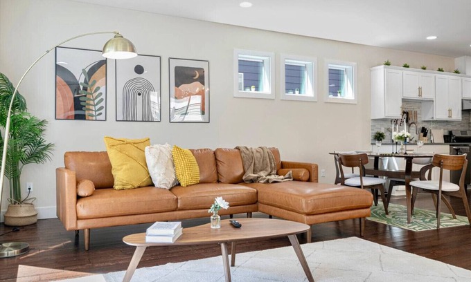 Highline House | Spacious 5B 3.5B House Near Airport & Dinning