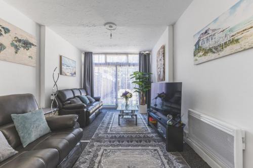 Cranford House | Spacious 5BD Home with Garden and Parking at Hounslow