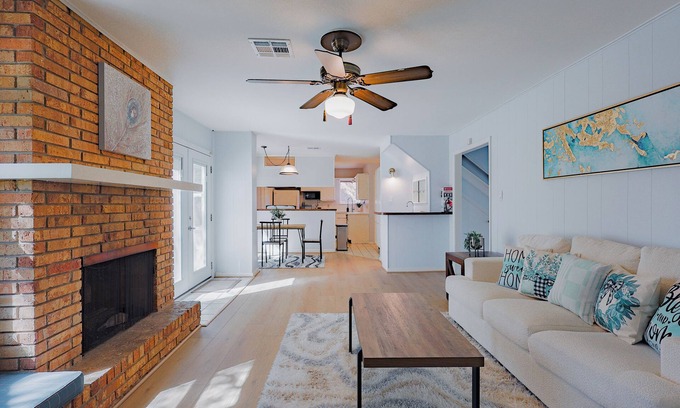 Spring Branch West House | Spacious 5BR Home - Near Energy Corridor - Sleeps 14 - Pet friendly