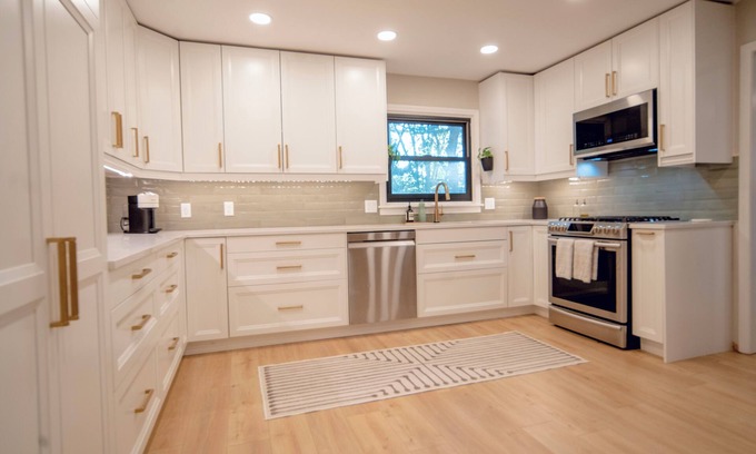 Granger House | Spacious 5BR Retreat w/Wet Bar, Backyard – 10min to Notre Dame