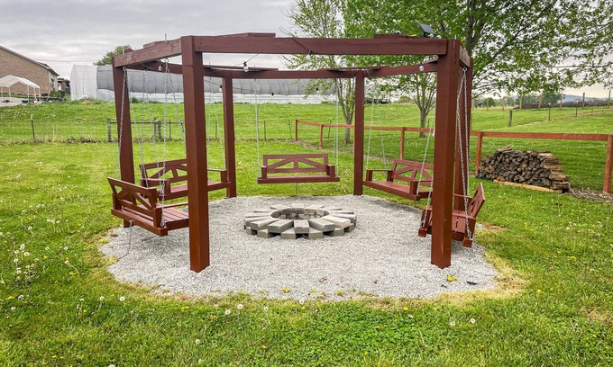 Somerset House | Spacious 6 Bedroom - 3800sqft - Fenced in Yard - Finished Basement - Lake