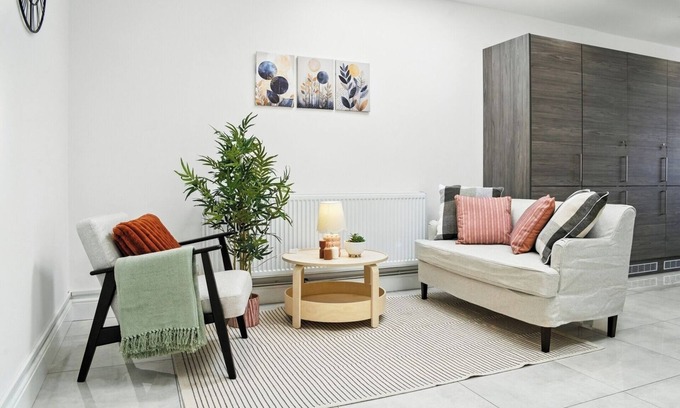 Walsall House | Spacious 6-Bedroom/6-Bathroom Stay in Bloxwich