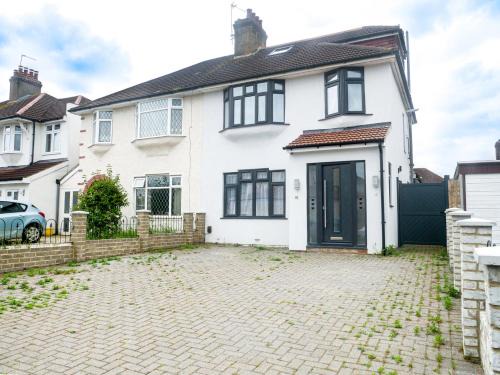 Brampton House | Spacious 6 Bedroom House in Bexleyheath