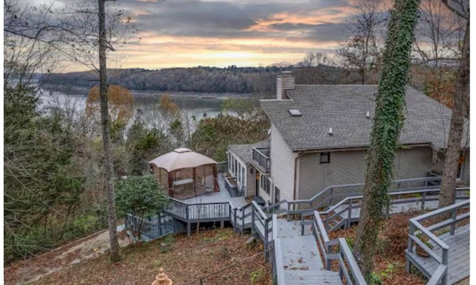 Bronston House | Spacious 6-bedroom house in welcoming Bronston, minutes to Lake Cumberland
