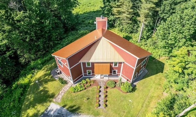 Johnson House | Spacious 6-bedroom house centrally located to Stowe, Smuggler's Notch & Jay Peak