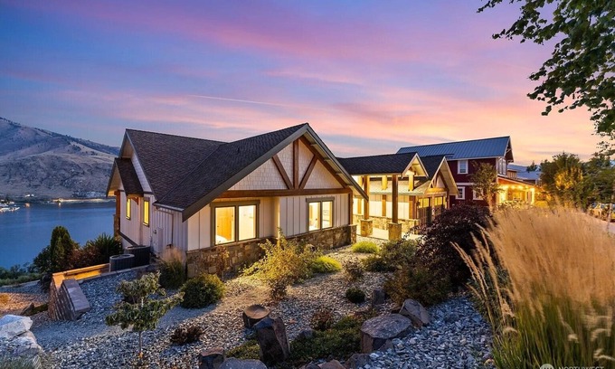 Chelan House | Spacious 6-bedroom house in with stunning lake views.